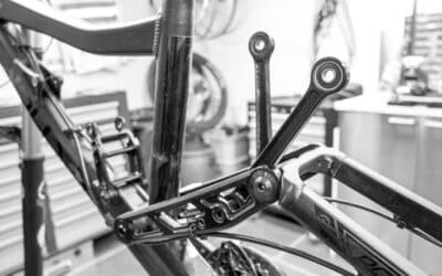 Titre réécrit : Préserver son VTT durant l’hiver : astuces pour un entretien optimal

L’hiver peut être un moment particulièrement difficile pour votre VTT. Les conditions climatiques peuvent provoquer une usure rapide et des dommages à votre vélo si vous ne prenez pas les mesures nécessaires pour le protéger. Voici quelques conseils pour garantir que votre VTT reste en bon état tout au long de la saison hivernale.

Pour commencer, le nettoyage est une étape fondamentale. Il est essentiel de nettoyer votre VTT après chaque sortie, surtout pendant l’hiver. En effet, le sel utilisé pour dégeler les routes peut corroder les pièces métalliques de votre vélo. Utilisez une brosse douce et de l’eau chaude savonneuse pour enlever la boue et le sel. Faites attention à ne pas abîmer les joints en caoutchouc et évitez d’immerger les pièces mécaniques dans l’eau.

Ensuite, l’entretien de la chaîne est une autre tâche importante. Une chaîne bien entretenue prolongera la durée de vie de votre VTT. Après le nettoyage, lubrifiez la chaîne avec un produit spécifique pour éviter la rouille. Faites tourner la chaîne plusieurs fois pour s’assurer que le lubrifiant pénètre bien.

De plus, vérifiez régulièrement la pression des pneus. Une pression trop basse peut rendre votre vélo instable et plus difficile à contrôler. De plus, des pneus sous-gonflés peuvent s’user plus rapidement. Utilisez un manomètre pour vérifier la pression et gonflez vos pneus selon les recommandations du fabricant.

Enfin, il est important de stocker votre VTT dans un endroit sec et à l’abri du gel. Le froid peut endommager certaines pièces de votre vélo, comme les joints en caoutchouc. Si possible, suspendez votre VTT pour éviter que les pneus ne restent en contact avec le sol, ce qui pourrait les déformer.

Pour conclure, un entretien régulier de votre VTT pendant l’hiver peut prolonger sa durée de vie et améliorer ses performances. N’oubliez pas de nettoyer votre vélo après chaque sortie, de lubrifier la chaîne, de vérifier la pression des pneus et de le stocker dans un endroit approprié. En prenant soin de votre VTT pendant l’hiver, vous pourrez profiter pleinement de vos sorties, même par temps froid.