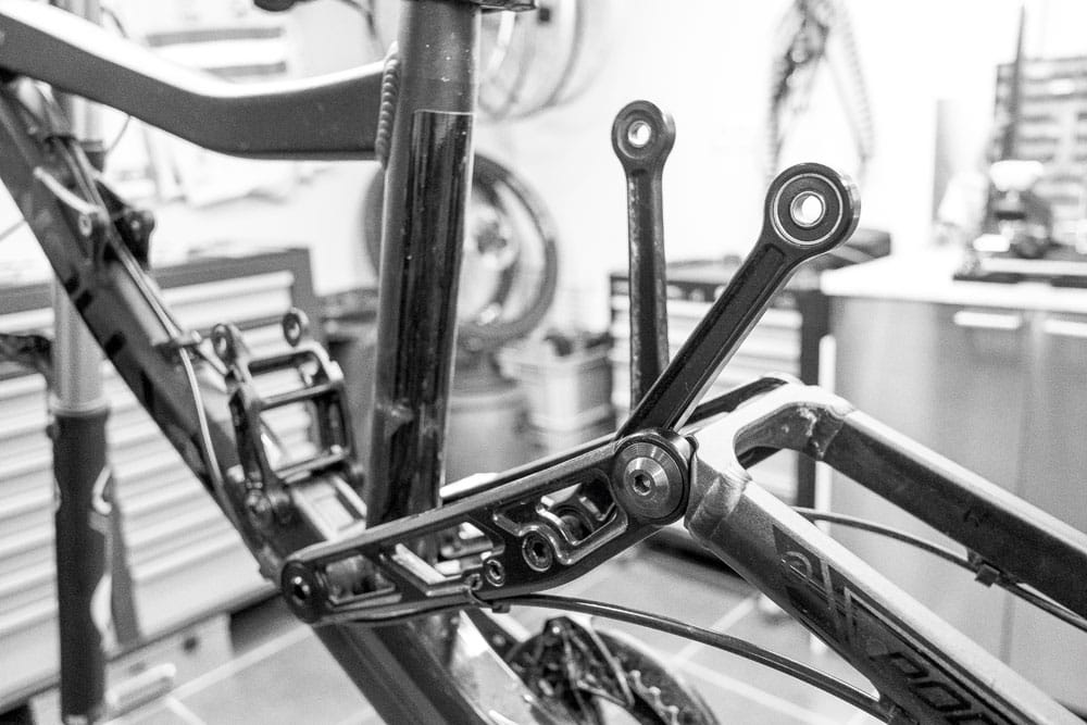 Titre réécrit : Préserver son VTT durant l’hiver : astuces pour un entretien optimal

L’hiver peut être un moment particulièrement difficile pour votre VTT. Les conditions climatiques peuvent provoquer une usure rapide et des dommages à votre vélo si vous ne prenez pas les mesures nécessaires pour le protéger. Voici quelques conseils pour garantir que votre VTT reste en bon état tout au long de la saison hivernale.

Pour commencer, le nettoyage est une étape fondamentale. Il est essentiel de nettoyer votre VTT après chaque sortie, surtout pendant l’hiver. En effet, le sel utilisé pour dégeler les routes peut corroder les pièces métalliques de votre vélo. Utilisez une brosse douce et de l’eau chaude savonneuse pour enlever la boue et le sel. Faites attention à ne pas abîmer les joints en caoutchouc et évitez d’immerger les pièces mécaniques dans l’eau.

Ensuite, l’entretien de la chaîne est une autre tâche importante. Une chaîne bien entretenue prolongera la durée de vie de votre VTT. Après le nettoyage, lubrifiez la chaîne avec un produit spécifique pour éviter la rouille. Faites tourner la chaîne plusieurs fois pour s’assurer que le lubrifiant pénètre bien.

De plus, vérifiez régulièrement la pression des pneus. Une pression trop basse peut rendre votre vélo instable et plus difficile à contrôler. De plus, des pneus sous-gonflés peuvent s’user plus rapidement. Utilisez un manomètre pour vérifier la pression et gonflez vos pneus selon les recommandations du fabricant.

Enfin, il est important de stocker votre VTT dans un endroit sec et à l’abri du gel. Le froid peut endommager certaines pièces de votre vélo, comme les joints en caoutchouc. Si possible, suspendez votre VTT pour éviter que les pneus ne restent en contact avec le sol, ce qui pourrait les déformer.

Pour conclure, un entretien régulier de votre VTT pendant l’hiver peut prolonger sa durée de vie et améliorer ses performances. N’oubliez pas de nettoyer votre vélo après chaque sortie, de lubrifier la chaîne, de vérifier la pression des pneus et de le stocker dans un endroit approprié. En prenant soin de votre VTT pendant l’hiver, vous pourrez profiter pleinement de vos sorties, même par temps froid.