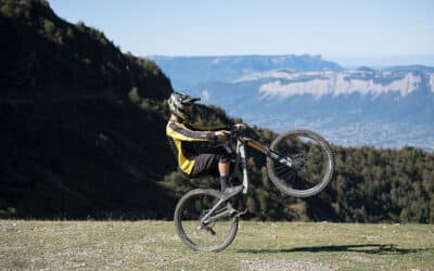 [Conseils pilotage] Maîtriser le wheeling en vélo tout terrain