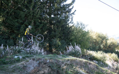Titre : Maîtrisez les techniques de saut en VTT : Guide pratique

Dans le monde du VTT, l’une des compétences les plus impressionnantes à acquérir est sans aucun doute la maîtrise des sauts. Bien que cela puisse sembler intimidant au début, avec la bonne approche et un peu de pratique, vous pouvez rapidement apprendre à sauter en VTT avec aisance et confiance.

Pour commencer, il est essentiel de comprendre les fondamentaux du saut en VTT. Cela implique de se familiariser avec les différentes techniques et de connaître la manière dont votre vélo réagit à différentes situations. La première chose à maîtriser est le positionnement du corps. En effet, la position de votre corps peut avoir un impact significatif sur la réussite ou non de votre saut.

De plus, il est crucial de bien choisir votre vitesse avant de tenter un saut. Trop rapide, vous risquez de perdre le contrôle ; trop lent, vous n’aurez peut-être pas assez d’élan pour compléter le saut. Il est donc essentiel de trouver le juste milieu.

Ensuite, vient le moment du décollage. Lorsque vous approchez de la rampe, vous devez vous préparer à tirer sur le guidon tout en poussant avec vos pieds. Cela vous permettra de décoller avec le vélo. Souvenez-vous : l’objectif n’est pas de sauter le plus haut possible, mais de sauter de manière contrôlée et stable.

Une fois en l’air, il est important de garder votre corps détendu et de rester concentré sur l’endroit où vous voulez atterrir. Il est également crucial de maintenir un bon équilibre pour éviter de tomber.

L’atterrissage est tout aussi important que le décollage. Idéalement, vous devriez essayer d’atterrir sur la roue arrière en premier, suivi de la roue avant. Cela permet de répartir l’impact de manière plus équilibrée et de maintenir un meilleur contrôle sur votre vélo.

En conclusion, la maîtrise des sauts en VTT est un processus qui nécessite de la pratique et de la patience. Mais avec le bon état d’esprit et les bonnes techniques, vous pouvez rapidement progresser et commencer à exécuter des sauts impressionnants. Alors n’hésitez pas à vous lancer, et n’oubliez pas : l’important est de s’amuser et de rester en sécurité.