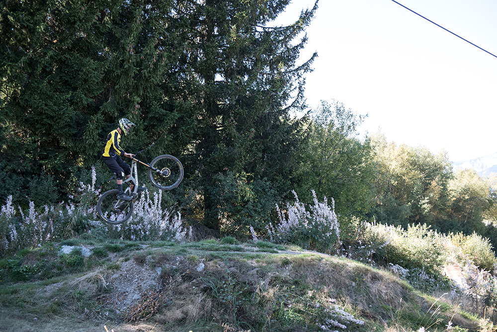 Titre : Maîtrisez les techniques de saut en VTT : Guide pratique

Dans le monde du VTT, l’une des compétences les plus impressionnantes à acquérir est sans aucun doute la maîtrise des sauts. Bien que cela puisse sembler intimidant au début, avec la bonne approche et un peu de pratique, vous pouvez rapidement apprendre à sauter en VTT avec aisance et confiance.

Pour commencer, il est essentiel de comprendre les fondamentaux du saut en VTT. Cela implique de se familiariser avec les différentes techniques et de connaître la manière dont votre vélo réagit à différentes situations. La première chose à maîtriser est le positionnement du corps. En effet, la position de votre corps peut avoir un impact significatif sur la réussite ou non de votre saut.

De plus, il est crucial de bien choisir votre vitesse avant de tenter un saut. Trop rapide, vous risquez de perdre le contrôle ; trop lent, vous n’aurez peut-être pas assez d’élan pour compléter le saut. Il est donc essentiel de trouver le juste milieu.

Ensuite, vient le moment du décollage. Lorsque vous approchez de la rampe, vous devez vous préparer à tirer sur le guidon tout en poussant avec vos pieds. Cela vous permettra de décoller avec le vélo. Souvenez-vous : l’objectif n’est pas de sauter le plus haut possible, mais de sauter de manière contrôlée et stable.

Une fois en l’air, il est important de garder votre corps détendu et de rester concentré sur l’endroit où vous voulez atterrir. Il est également crucial de maintenir un bon équilibre pour éviter de tomber.

L’atterrissage est tout aussi important que le décollage. Idéalement, vous devriez essayer d’atterrir sur la roue arrière en premier, suivi de la roue avant. Cela permet de répartir l’impact de manière plus équilibrée et de maintenir un meilleur contrôle sur votre vélo.

En conclusion, la maîtrise des sauts en VTT est un processus qui nécessite de la pratique et de la patience. Mais avec le bon état d’esprit et les bonnes techniques, vous pouvez rapidement progresser et commencer à exécuter des sauts impressionnants. Alors n’hésitez pas à vous lancer, et n’oubliez pas : l’important est de s’amuser et de rester en sécurité.