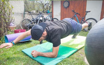 Titre réécrit : Préparation à un week-end de course enduro : entraînement, résistance, organisation 

Dans la perspective d’un week-end de compétition enduro, il est essentiel de se préparer efficacement. La pratique, l’endurance et la planification sont des éléments clés pour optimiser ses performances et garantir un bon déroulement de la course.

Pour commencer, l’entraînement est un aspect essentiel de la préparation. Il est crucial de parcourir des pistes similaires à celles de la compétition, en variant les terrains et les conditions météorologiques pour se familiariser avec diverses situations. Une bonne connaissance de son vélo, de son comportement et des réglages appropriés est également essentielle. Il ne faut pas hésiter à faire appel à un professionnel pour obtenir des conseils sur l’entretien et les réglages du vélo.

Ensuite, l’endurance est un autre facteur déterminant dans une course d’enduro. Il est nécessaire de développer sa résistance cardiovasculaire et musculaire par des séances d’entraînement spécifiques. Cela peut inclure du cardio, de la musculation, du cyclisme ou de la course à pied. Il est également recommandé de consulter un professionnel de la santé ou un entraîneur sportif pour établir un programme d’entraînement adapté.

Enfin, la planification est un aspect souvent négligé de la préparation à une course d’enduro. Il est important de se renseigner sur le parcours de la course, les conditions météorologiques prévues et d’organiser son déplacement et son hébergement en conséquence. Il peut être utile d’établir une liste de contrôle pour s’assurer de ne rien oublier, y compris les outils de réparation, les pièces de rechange, l’équipement de protection et les provisions alimentaires et en eau.

En résumé, une préparation minutieuse est essentielle pour réussir un week-end de course enduro. L’entraînement, l’endurance et la planification sont des éléments clés de cette préparation. En consacrant du temps et des efforts à ces aspects, vous augmenterez vos chances de réussir et profiterez pleinement de votre expérience de course.