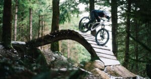 Progresser en technique : les pieds inversés pour les situations d'urgence en VTT